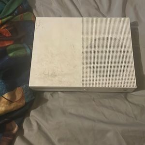 Xbox one for sale has all cords and one controller